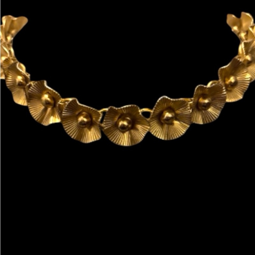 Elegant Gold Floral Necklace
